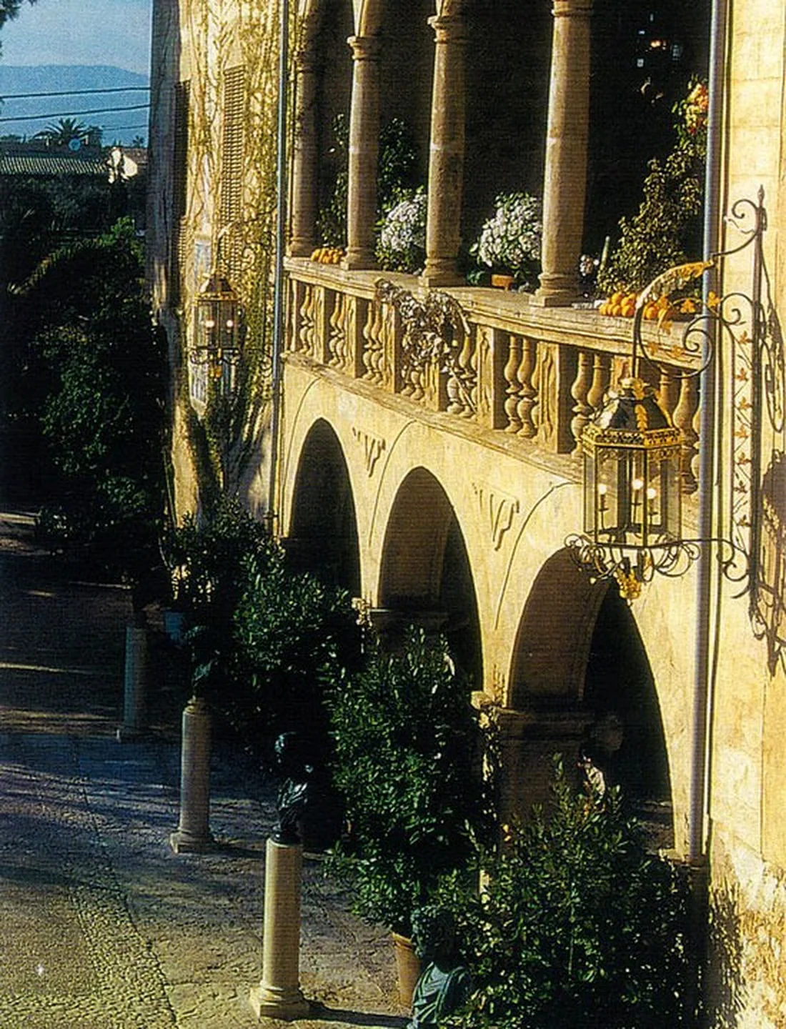 Logia de arcos de la fachada al jardín