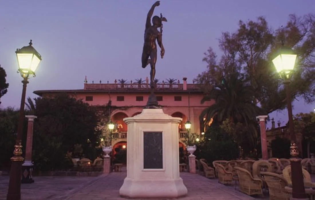 Fachada de Abacanto al anochecer