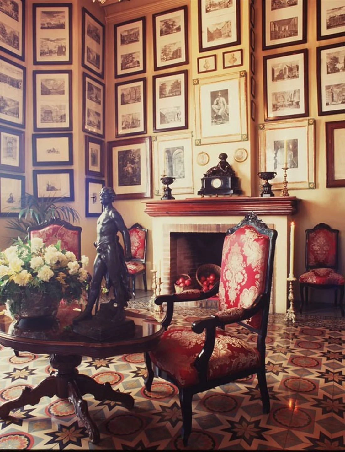 Salón interior con chimenea